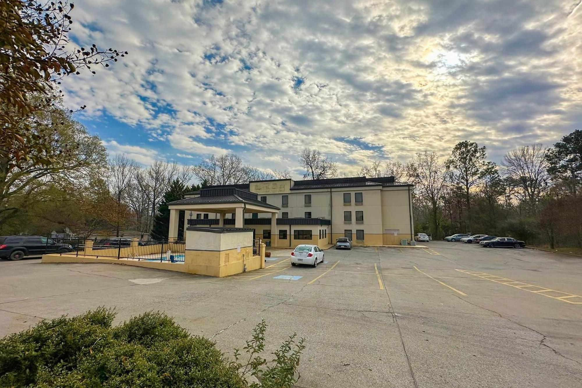 Oyo Hotel Rome West Ga Exterior photo